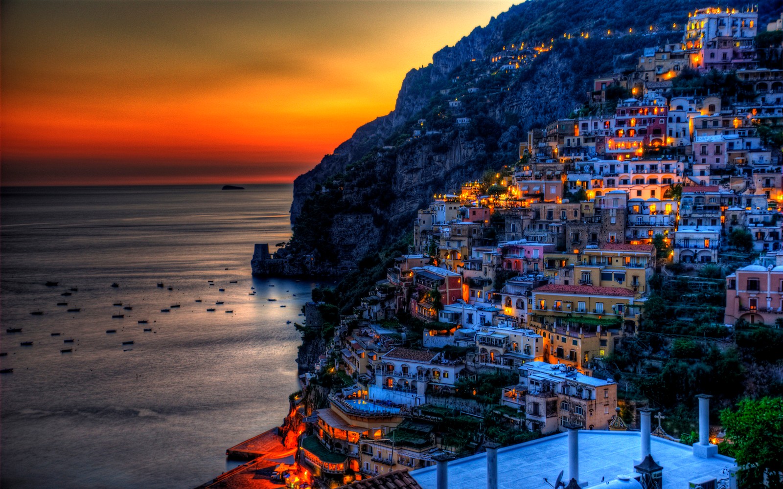 Uma bela vista de uma vila em um penhasco com vista para o oceano (positano, costa, mar, por do sol, cidade)