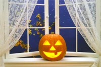 Calabaza iluminada en un acogedor entorno de ventana