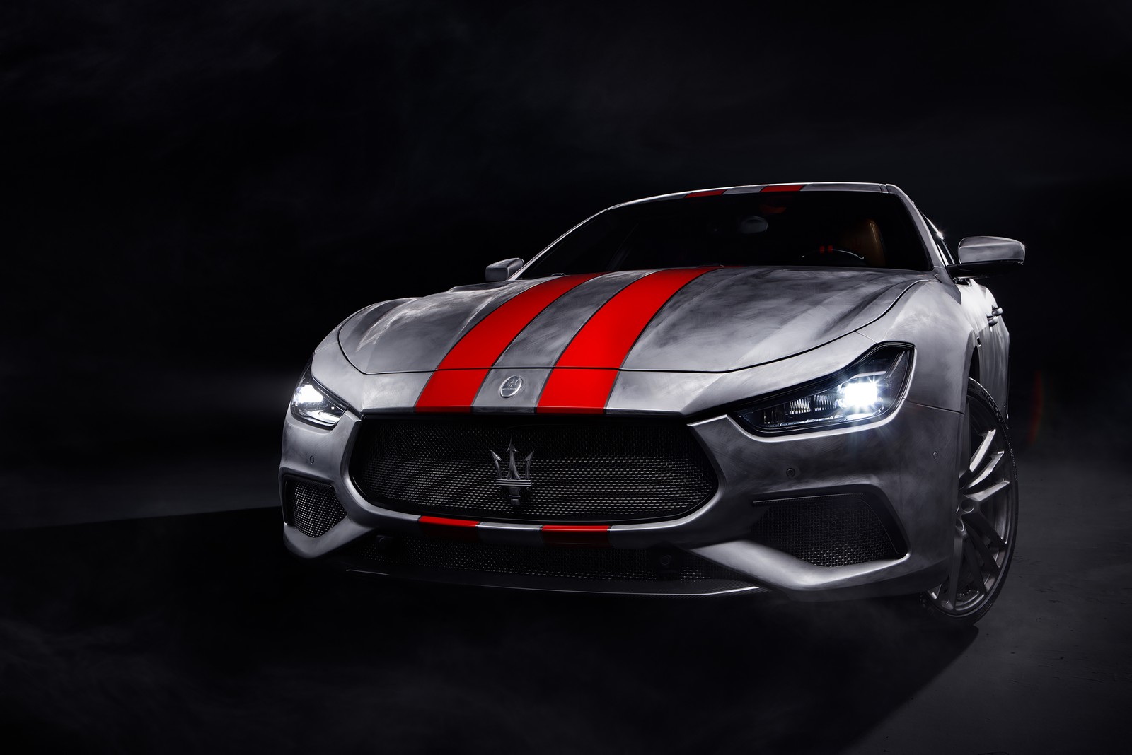 Eine nahaufnahme eines autos mit einem roten streifen (maserati ghibli trofeo corse, 2021, autos, 4k hintergrund)