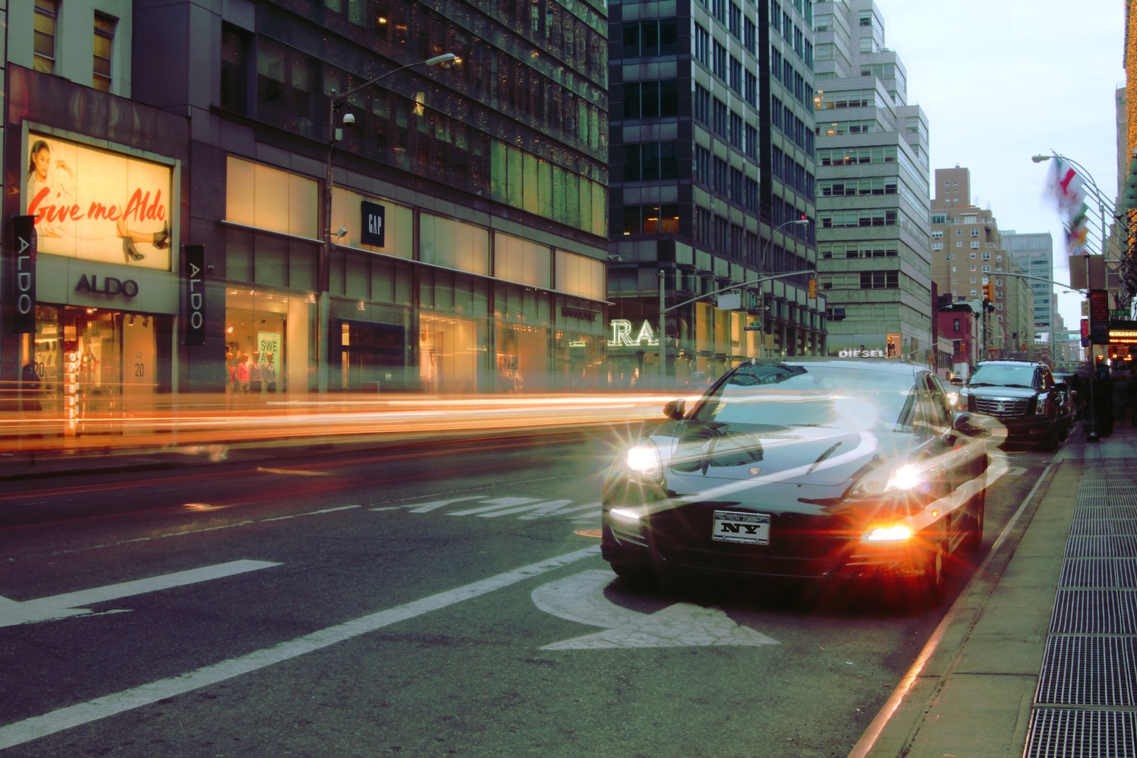 Los coches están conduciendo por la calle de la ciudad por la noche (coche, transporte, centro de la ciudad, ciudad, supercoche)