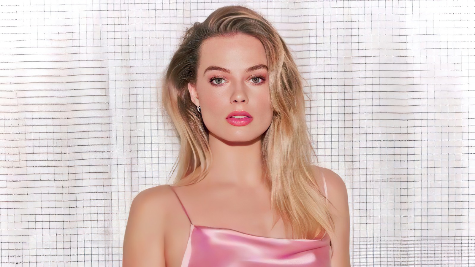 Une femme en robe rose posant pour une photo (margot robbie, australien, actrice, célébrité, femmes)