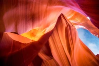 Majestätische Formationen des unteren Antelope Canyon in lebhaften Sonnenuntergangsfarben