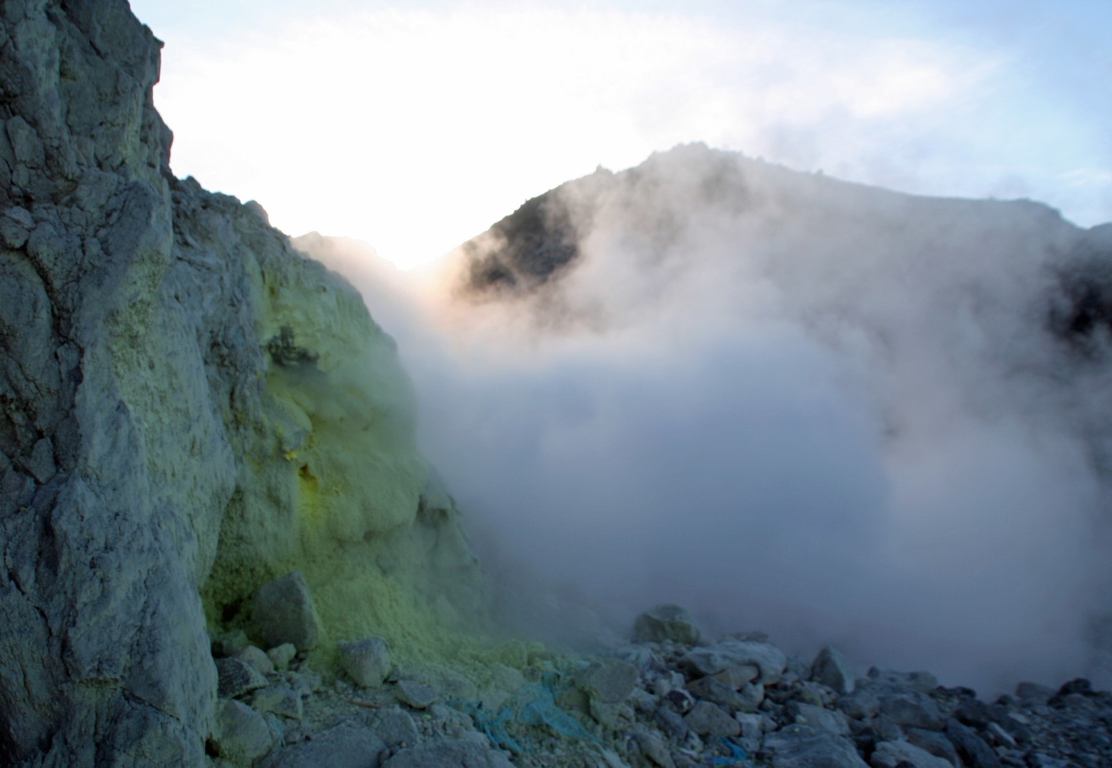 Há uma grande formação rochosa com uma substância verde nela (crista, geologia, montanha, terreno, wild)