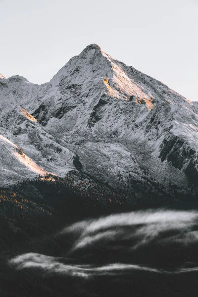 Sommet de montagne majestueux couvert de neige sous un ciel dégagé