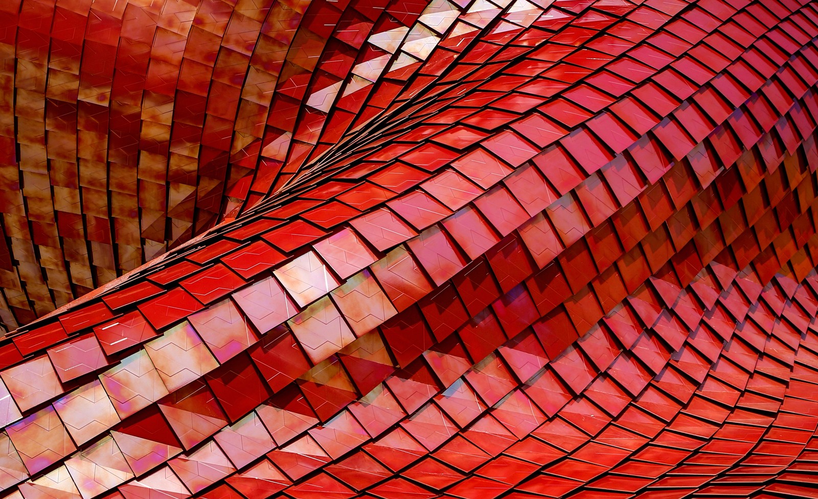 Un gros plan d'une sculpture rouge avec un fond rouge (red roof, carreaux, architecture moderne, motif, texture)