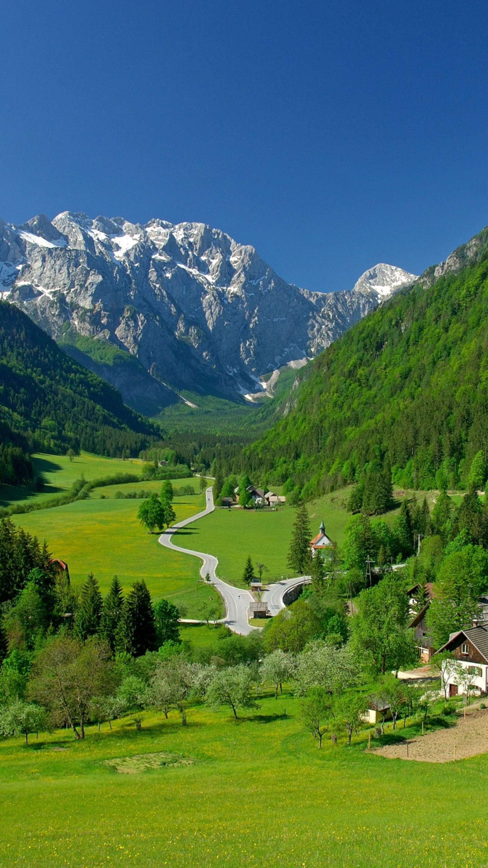 Berge in der ferne mit einem grünen tal und einer straße (hintergrund, schön, schöne aussicht, klasse, hd)