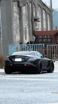 Чёрный Mercedes SLS AMG в городской обстановке.