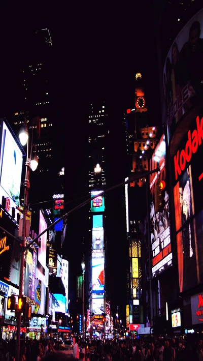 Vida noturna vibrante em Times Square: Uma paisagem urbana de néon