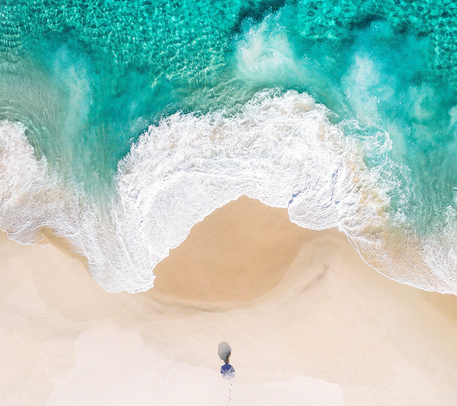 Vista aérea de uma pessoa em pé na praia com uma prancha de surf (praia, azul)