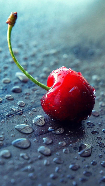 Cereza brillante en una superficie lluviosa