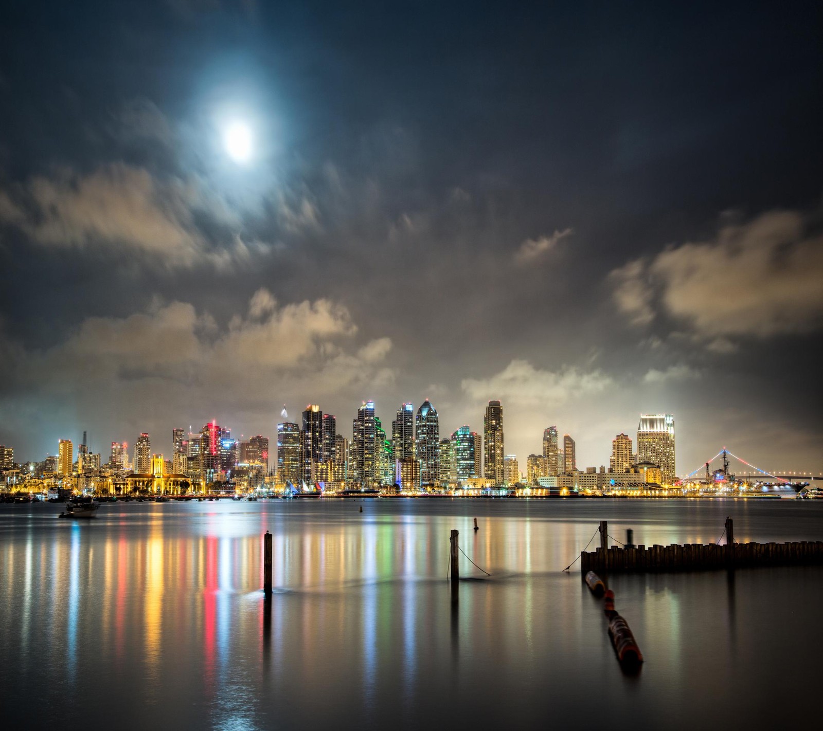 Una vista aérea del horizonte de una ciudad de noche con una luna llena (cielo, ciudad, noche, estrella)