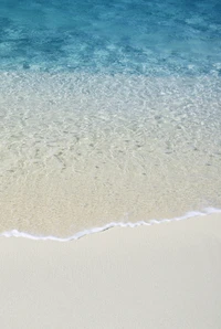 Línea de costa tranquila con olas suaves