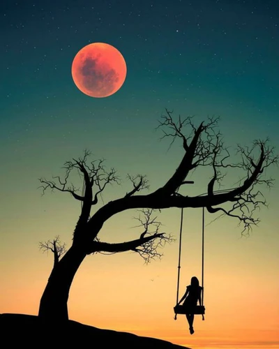 Fille solitaire sur une balançoire sous la lune de sang