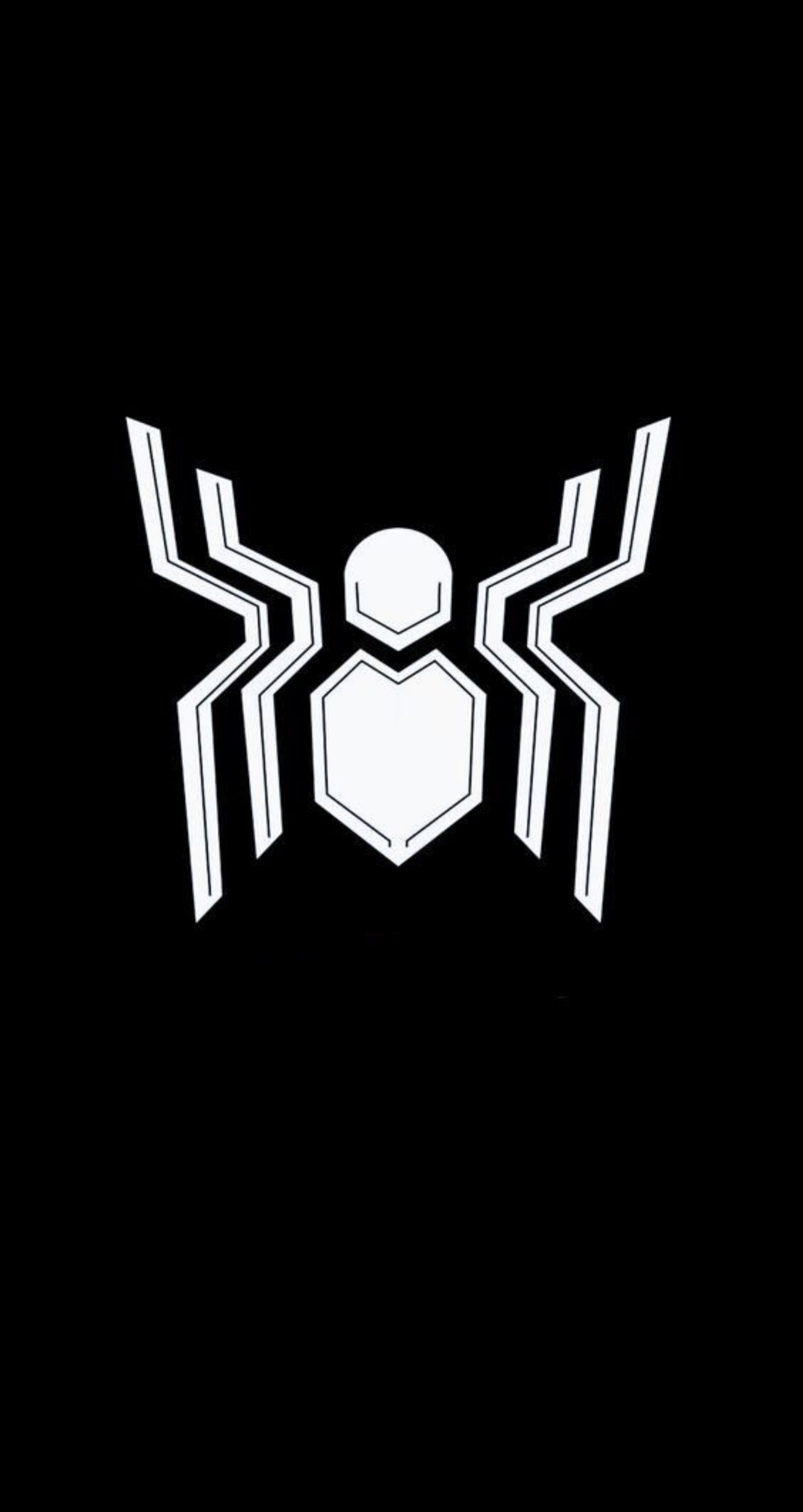 Uma close de um logotipo de aranha em um fundo preto (homem aranha, spiderman, longe de casa, mcu, marvel)