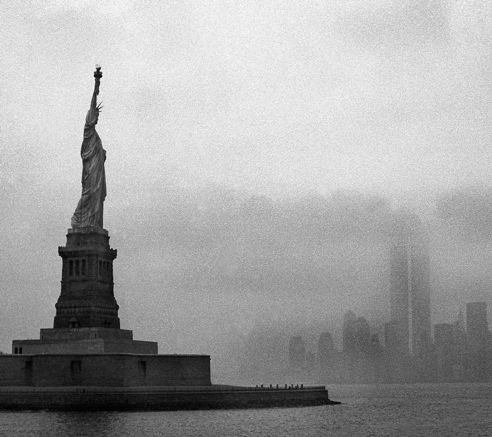 Vue aérienne de la statue de la liberté au milieu d'un plan d'eau (ville, liberté, états unis, usa)