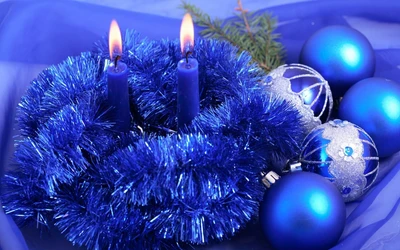 Décoration de Noël élégante en bleu cobalt avec des bougies et des ornements