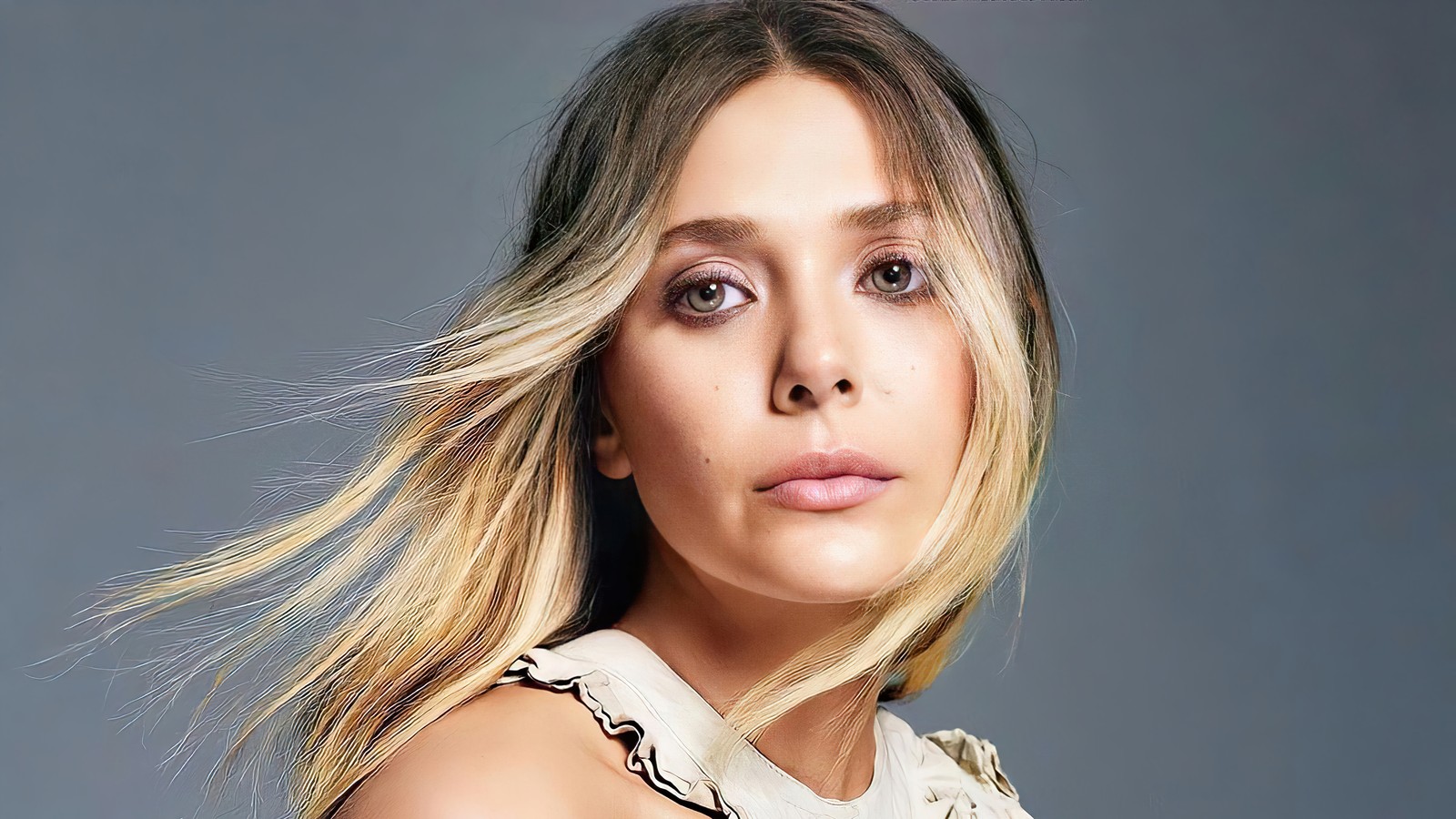 Gros plan d'une femme avec de longs cheveux et un haut blanc (elizabeth olsen, américain, actrice, célébrité, femmes)