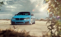 Elegante BMW M4 azul em uma estrada aberta com céu dramático