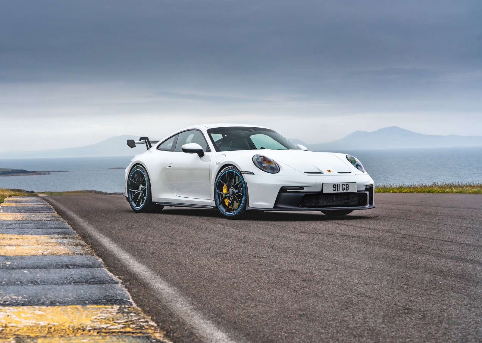 Белый porsche 911 gts на дороге у океана (porsche 911 gt3 pdk, 5k, спортивные автомобили, 2021, машины)