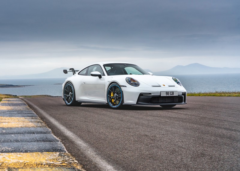 Белый porsche 911 gts на дороге у океана (porsche 911 gt3 pdk, 5k, спортивные автомобили, 2021, машины)