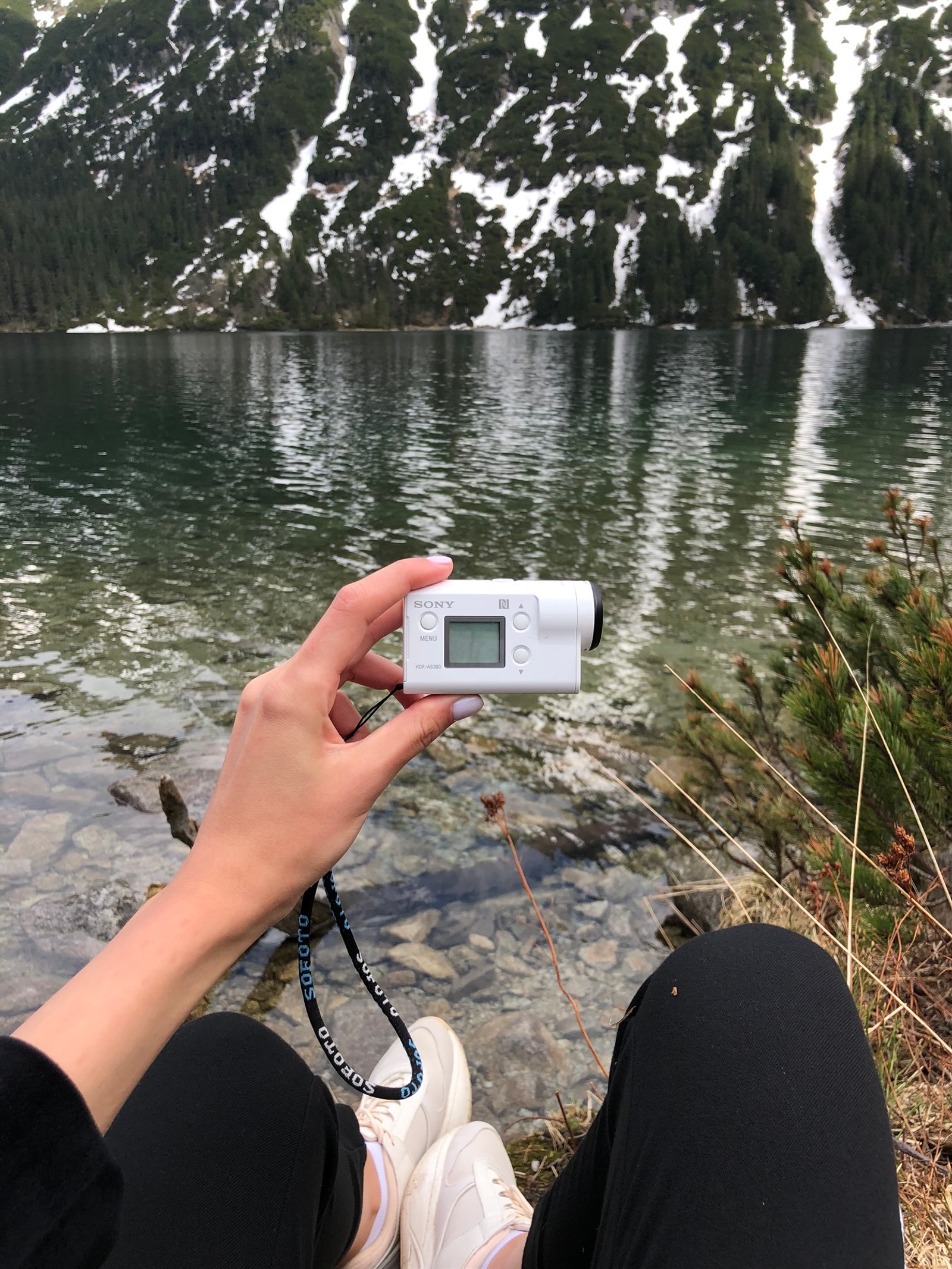 Someone is taking a picture of a lake with a camera (water, water resources, bank, gadget, cameras optics)