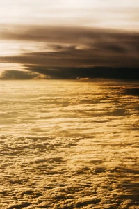 Goldener Horizont über ruhender Wolkendecke