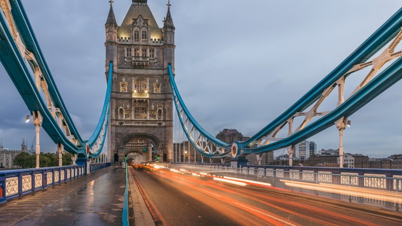 Вид сверху на мост с башней и проезжающей машиной (tower bridge, лондонский мост, london bridge, мост, достопримечательность)