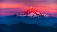 Monte Hood ao amanhecer: um majestoso estratovulcão iluminado pela luz dourada do amanhecer