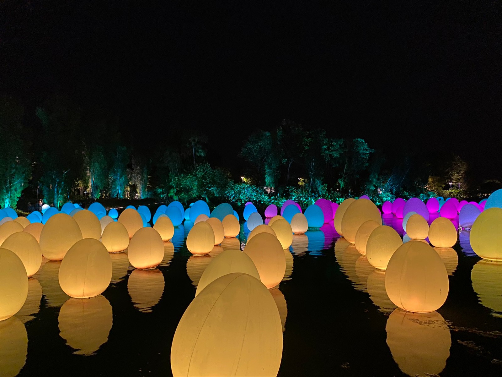 Imagem árabe de um campo de lanternas de papel brilhantes flutuando na água (singapura, noite, iluminação paisagística, escuridão, luz)