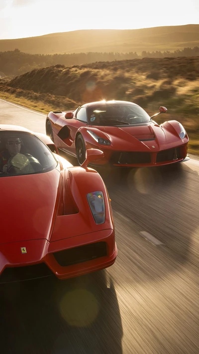 Динамичный дуэт: LaFerrari и Enzo гоняются под золотыми небесами