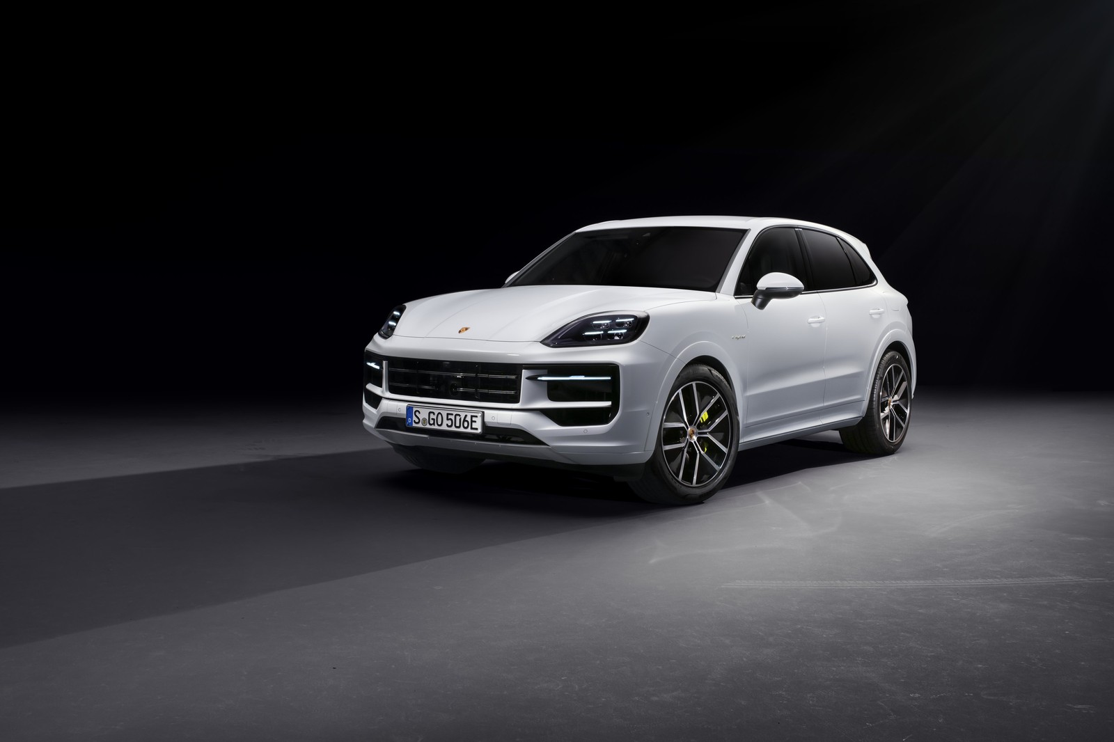 Скачать обои porsche cayenne e hybrid, гибридные автомобили, люксовый кроссовер, гибридный внедорожник, монохром