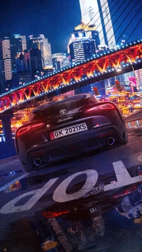 Toyota Supra, die sich in der urbanen Nachtlandschaft spiegelt