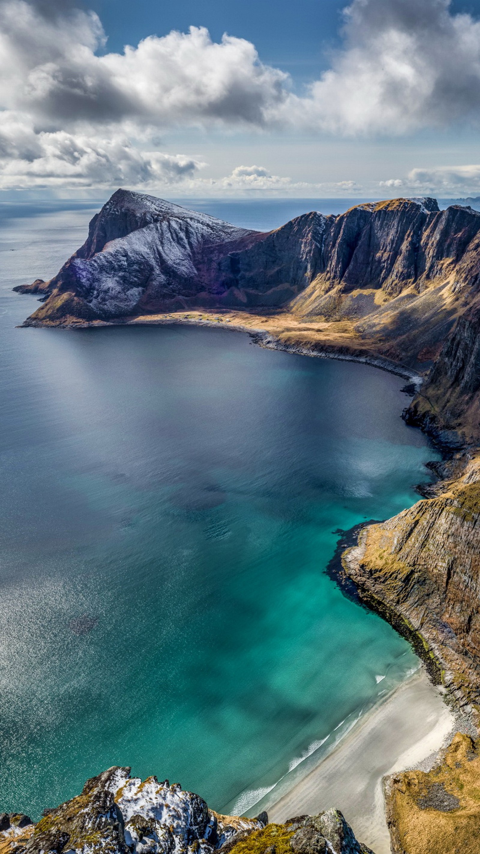 Vue aérienne d'une plage et d'une montagne avec un plan d'eau (plage, lofoten, tourisme, voyage, eau)