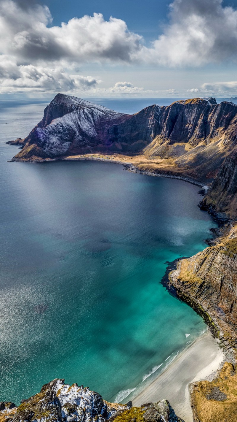 Арафедный вид на пляж и гору с водой (пляж, лофотены, lofoten, туризм, путешествие)