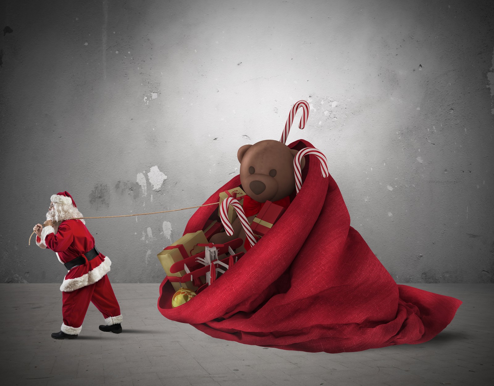 Un ours en peluche en costume de père noël tirant un sac de cadeaux (ded moroz, père noël, cadeau, noël, rouge)