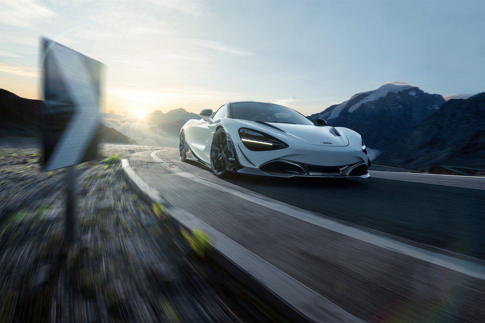 Un coche deportivo blanco conduciendo por una carretera con montañas al fondo (mclaren 650s, golpe, mclaren, coche, supercoche)