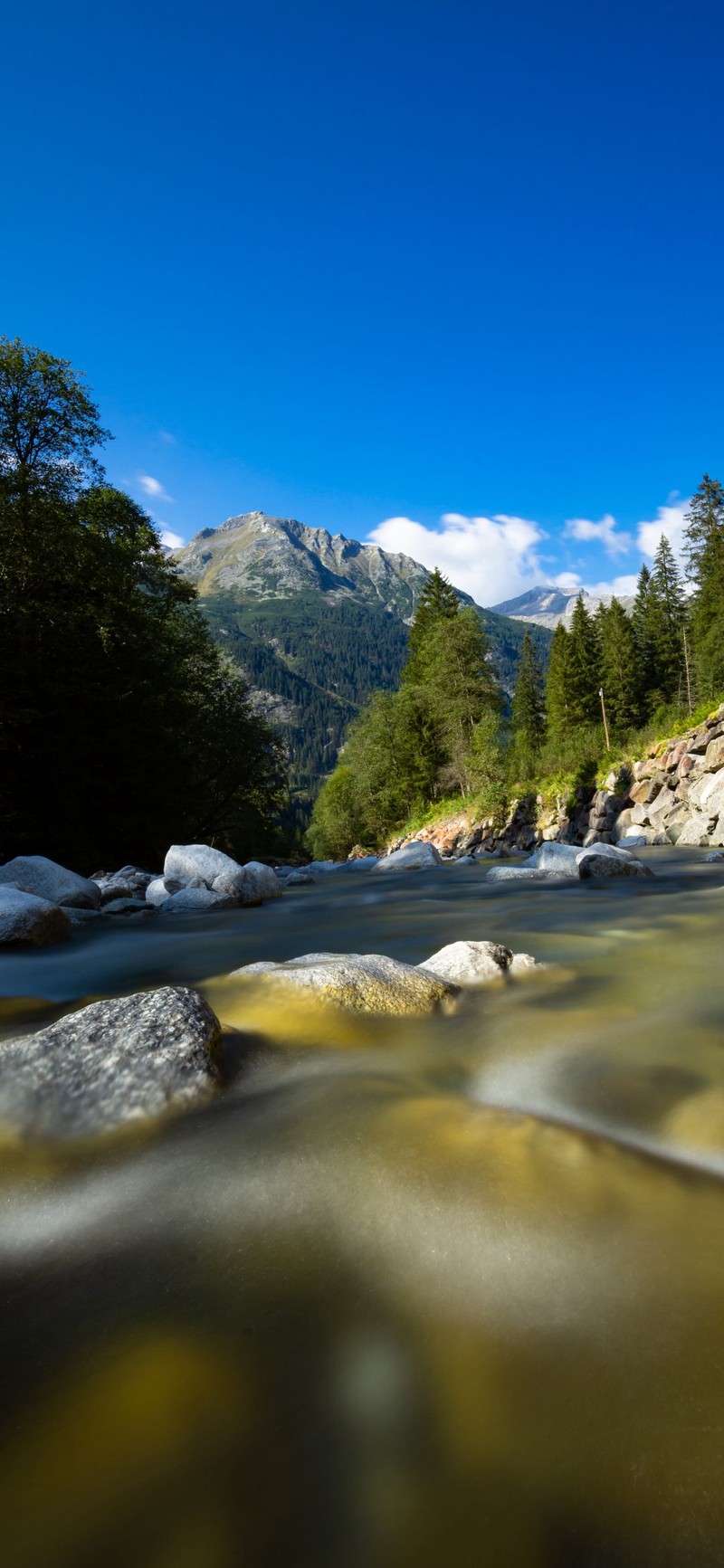 Река с камнями и водой в ней (пейзаж, природа, гора, река, облако)