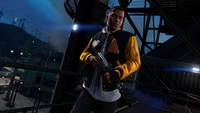 Action de minuit : Personnage en veste universitaire avec une arme dans Grand Theft Auto V