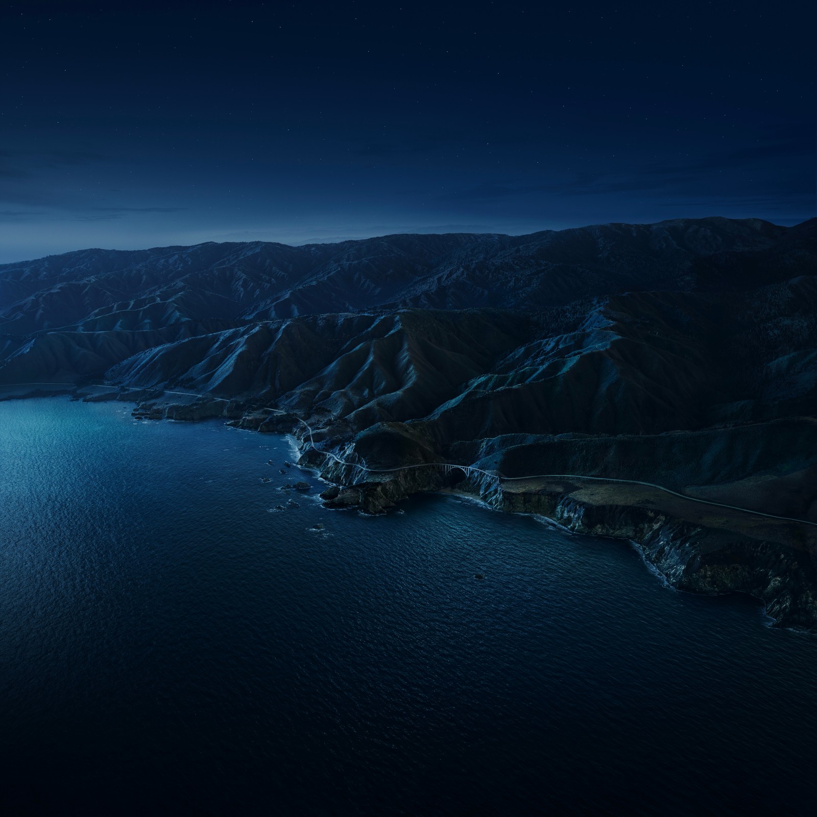 Vue aérienne d'un plan d'eau avec des montagnes en arrière-plan (big sur, 5k, montagnes, nuit, sombre)