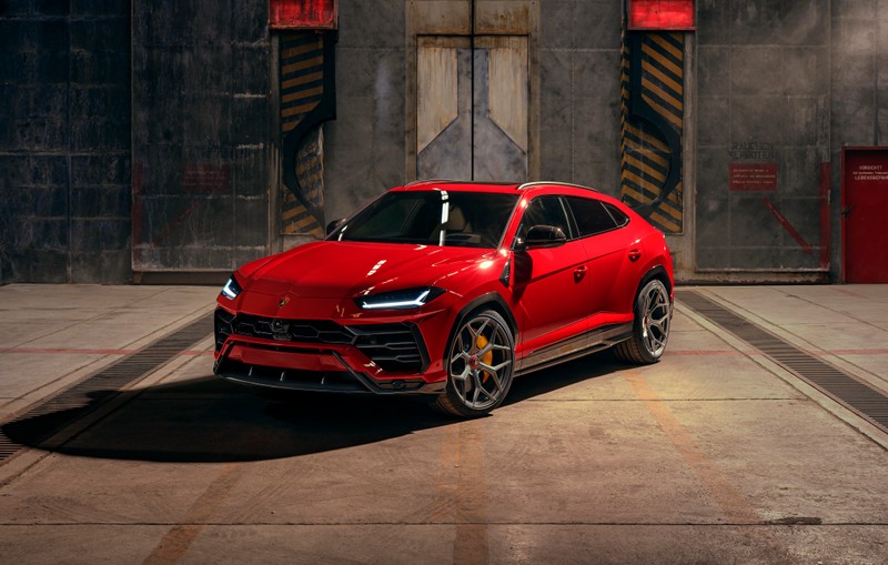 Красный lamb suv припаркован в гараже с красной дверью (ламборгини урус, lamborghini urus, novitec, машины, обои 4k)