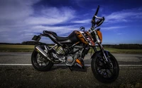 Motocicleta KTM Supermoto contra un fondo de cielo escénico