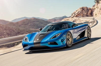 Koenigsegg One:1 - Um impressionante supercar azul em movimento na estrada da montanha