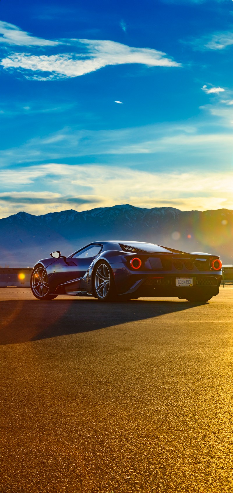 Спортивный автомобиль, припаркованный на дороге с горами на фоне (ford gt, ford, машины, форд gt40, ford gt40)