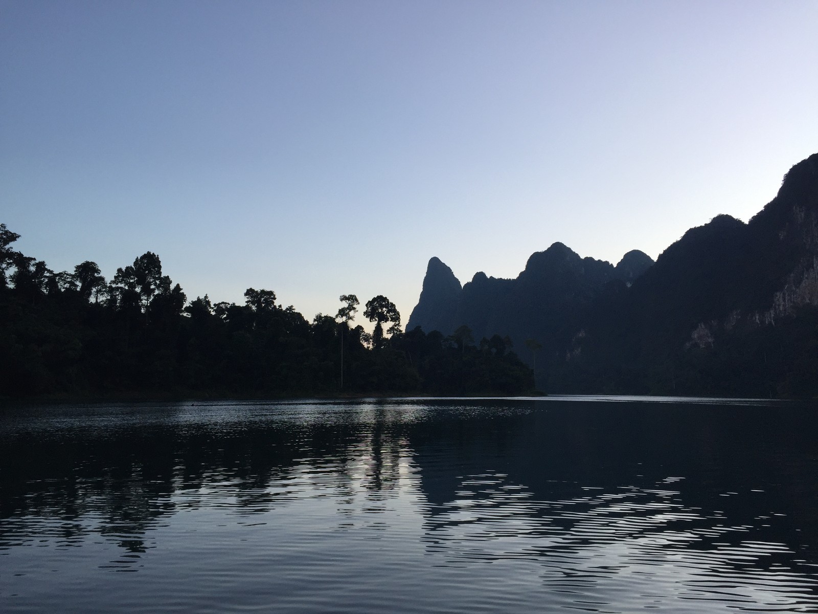 Vue aérienne d'une chaîne de montagnes avec un lac et des arbres (réflexion, nature, environnement naturel, paysage naturel, ressources en eau)