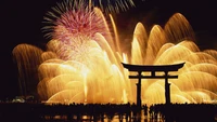 Fuegos artificiales de Nochevieja sobre una puerta Torii en Japón