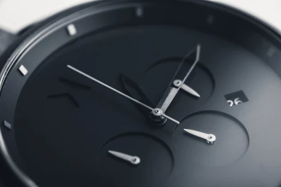 Elegante schwarze Analog-Uhr mit Chronograph-Design