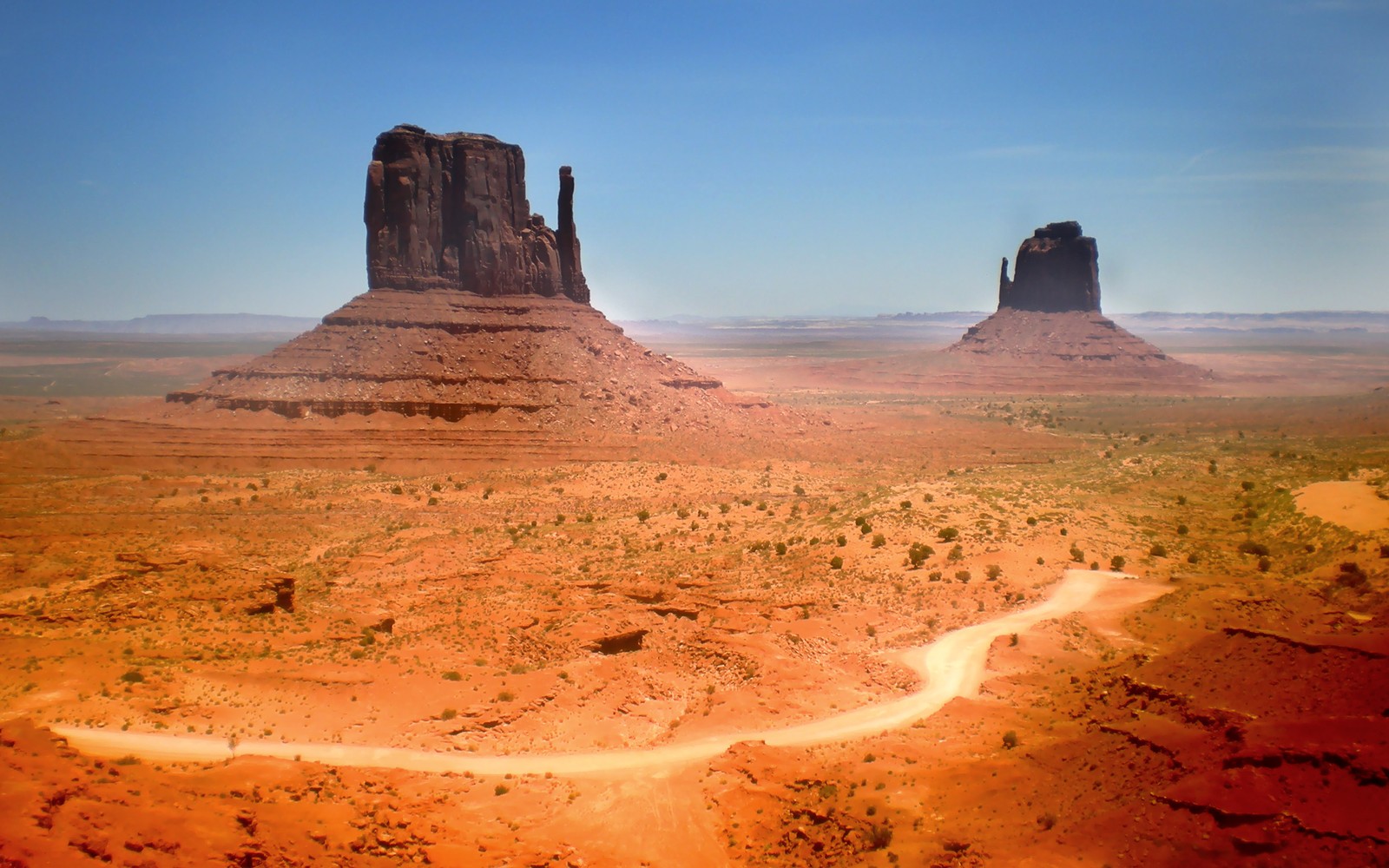 Вид на пустыню с грязной дорогой на переднем плане (долина памятников, monument valley, долина, бют, горные образования)