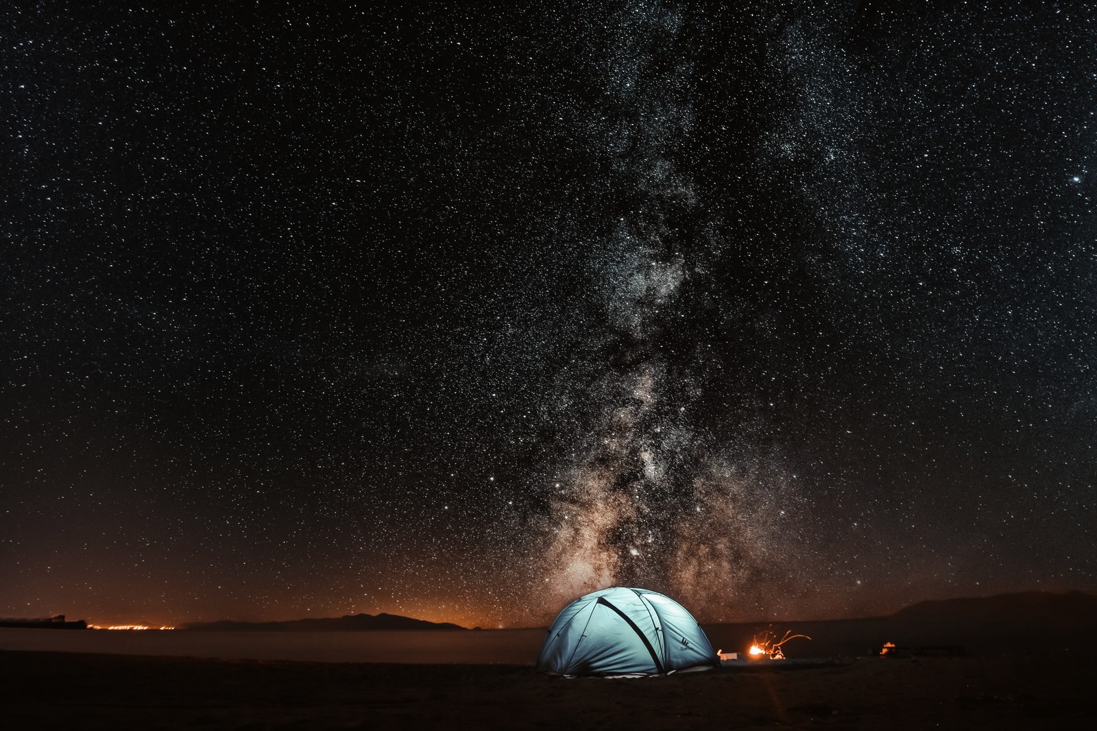 Uma tenda solitária sob a via láctea no deserto (via láctea, galáxia, céu noturno, estrela, noite)