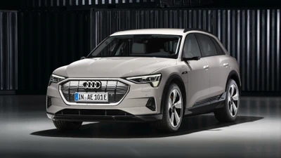 Стильный Audi e-tron SUV с современным дизайном и передовыми автомобильными функциями.