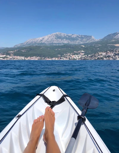 Aventure en kayak relaxante dans un fjord serein